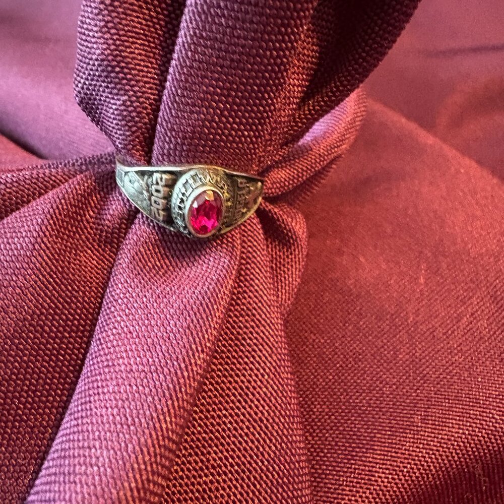 Vintage Y2K Jostens ArtCarved Class Ring – Red Stone – Size 7.5